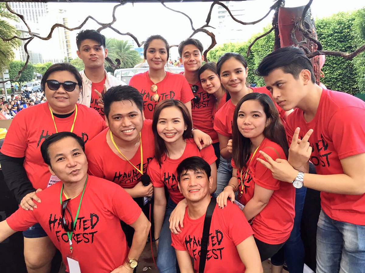 teukiemeow's tweet photo. Parade of Stars done! Thank you team! β€οΈπ³π #HauntedForestFloat #HauntedForest2DaysToGo https://t.co/5ebNF2qVIn