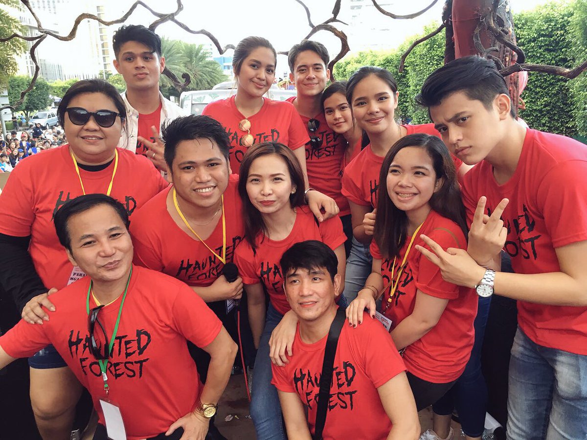 teukiemeow's tweet photo. Parade of Stars done! Thank you team! β€οΈπ³π #HauntedForestFloat #HauntedForest2DaysToGo https://t.co/5ebNF2qVIn