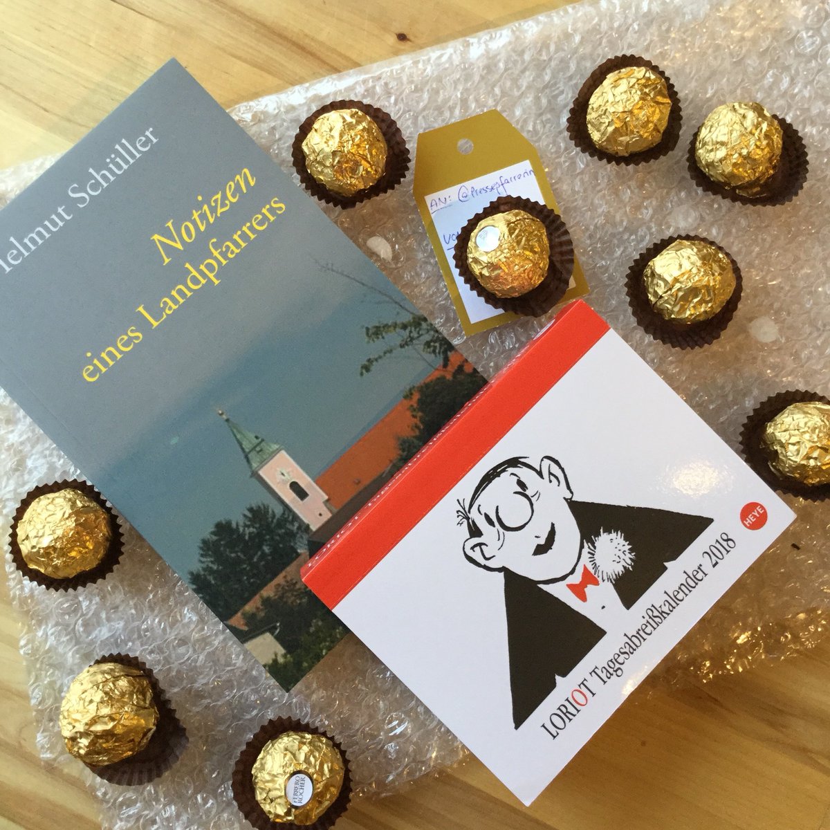 pressepfarrerin's tweet photo. Mein Geschenk ist da und es war in Ploppfolie eingepackt! Herzlichen Dank, liebe @diegutebutter, ich freue mich sehr. #Fichteln https://t.co/ne6cWhPlG1