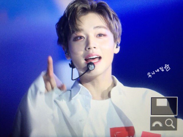 Hoonee_home's tweet photo. [프리뷰] 171223 박지훈 :: 워너원 프리미어 팬콘 

지후니 얼굴은 너무 이쁜데 손꾸락은 또 너무 기여워😘💕 https://t.co/sjJGHILoWq