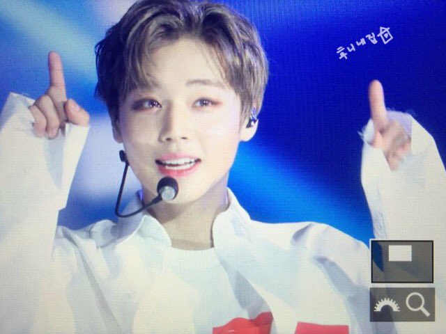 Hoonee_home's tweet photo. [프리뷰] 171223 박지훈 :: 워너원 프리미어 팬콘 

지후니 얼굴은 너무 이쁜데 손꾸락은 또 너무 기여워😘💕 https://t.co/sjJGHILoWq