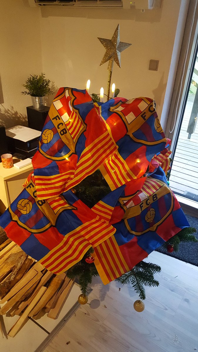 Christianlund24's tweet photo. Så er træet pyntet.... Der mangler bare et par store kugler. #PLjul https://t.co/mzI6mMKcsT