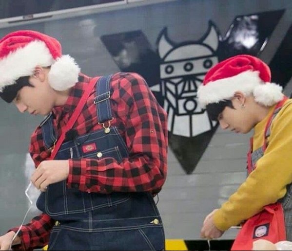 KimTaeHyung357's tweet photo. Những ai đã xem RUN ep.32 thì có lẽ sẽ biết Jin mặc áo sọc caro đỏ và JK mặc áo vàng...
Nhưng cái quái gì thế này... có 2 JungKook lận à😶

P/s: Nhiều lúc BangTan làm tui thấy hoang mang quá =))) https://t.co/PU9lfUhDME