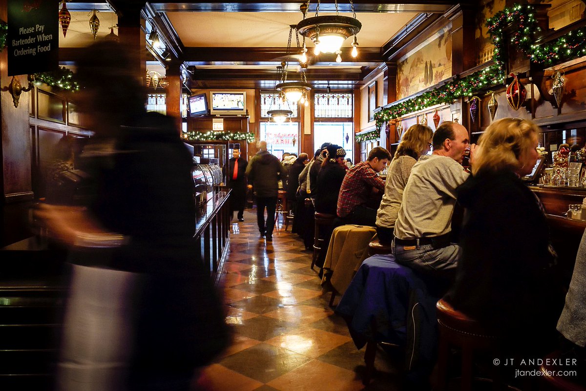 BerghoffChicago's tweet photo. We open today at 11am! #UnwrapTheLoop #BerghoffTraditions #HolidaysinChicago #tistheseason #Chicago #TopChicagoRestaurants #ChicagosBest https://t.co/A7GM7a6V9S
