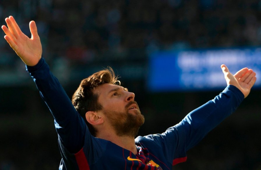 Futbol_Secretos's tweet photo. Lionel Messi el rey del Bernabéu 👑 https://t.co/6hoxz6OG5E