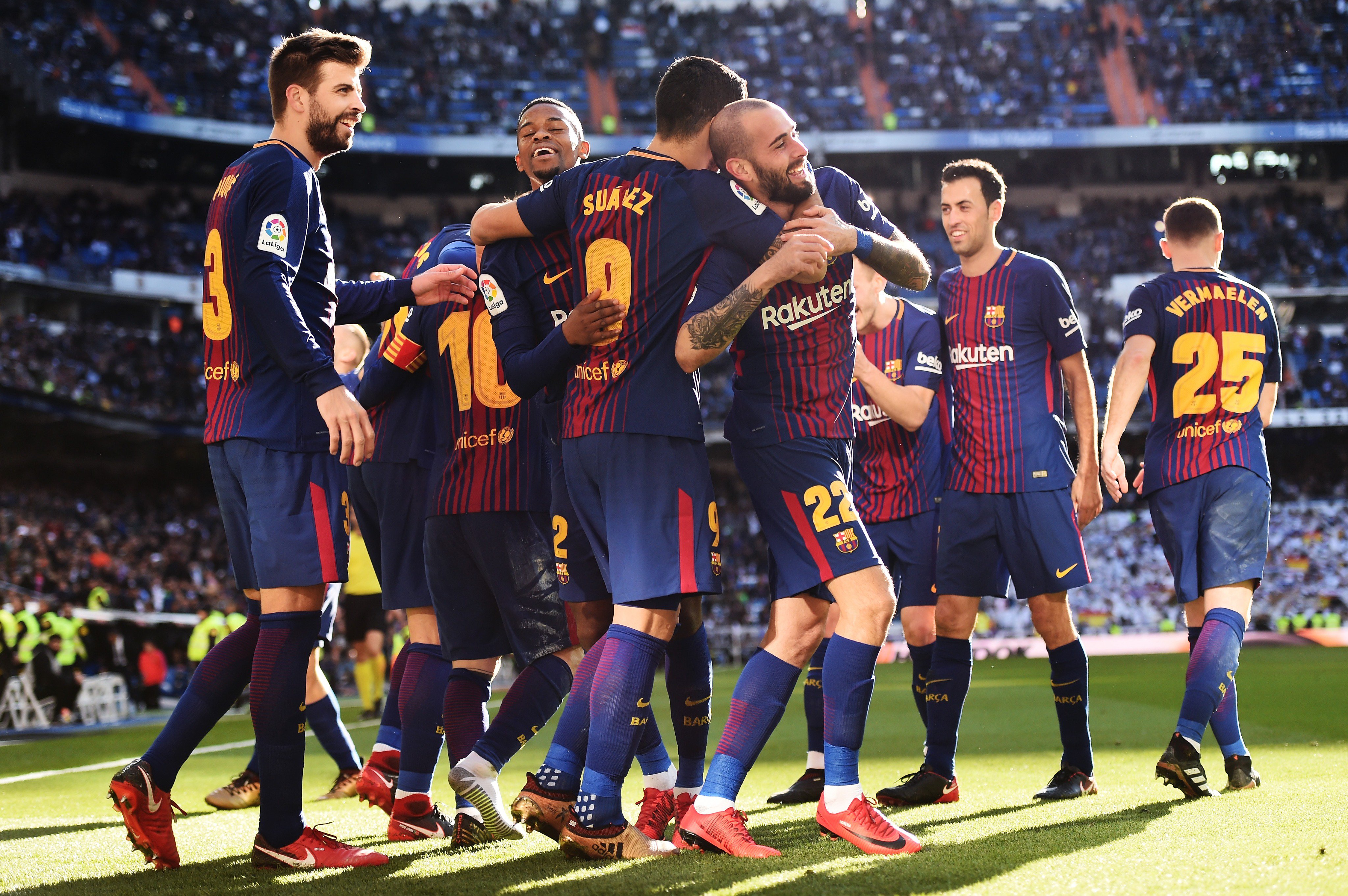 サッカーキング 試合結果 伝統の エル クラシコ 首位バルサがレアルを3発撃破 勝ち点差は14に T Co Wtbsaku4ew 編集部より スアレス メッシ アレイクス ビダルの得点で バルセロナ が敵地での エル クラシコ を制しました