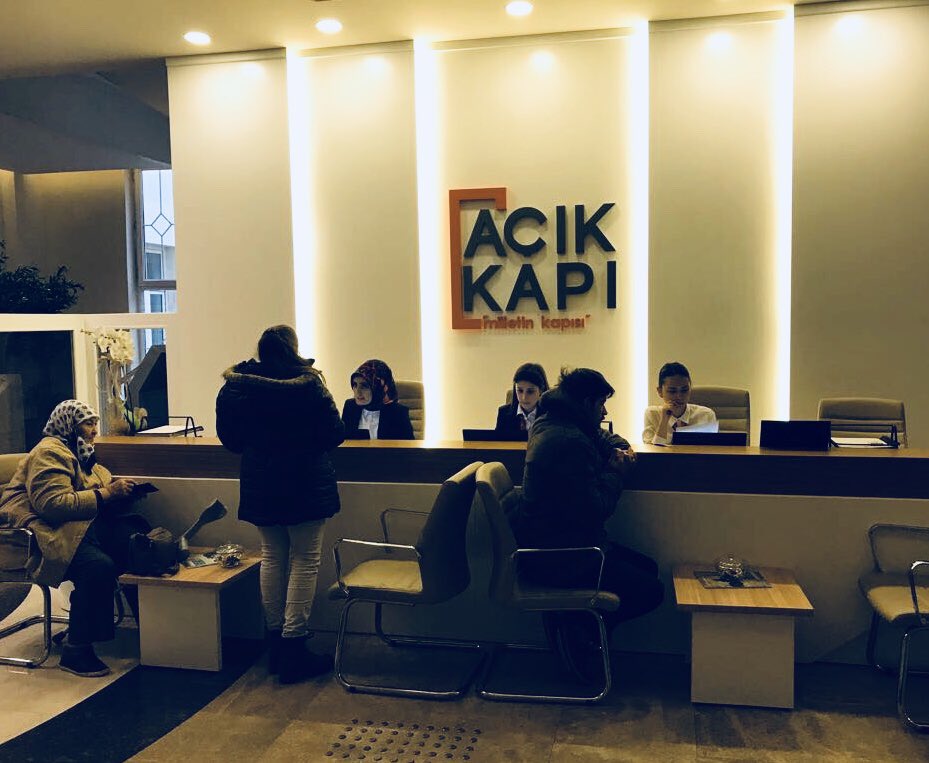 muhteremince's tweet photo. “Açık Kapı” Projemiz pilot seçilen illerimizde vatandaşlarımıza hizmet vermeye başladı. 

Açık Kapı projemizle,vatandaşlarımıza valiliklerimizde iş ve işlemler daha hızlı ve verimli yerine getirilecek. https://t.co/vMIwB3gha0