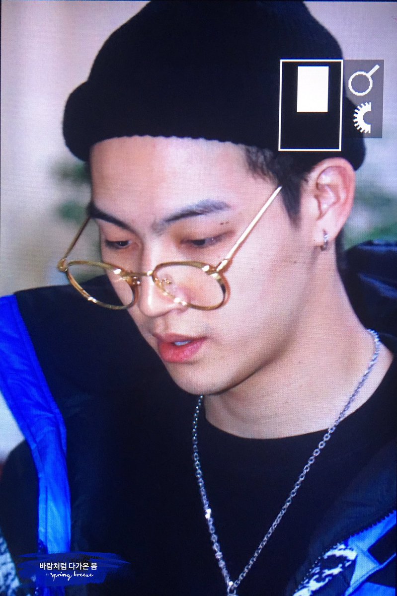 springbreeze16's tweet photo. 171223 김포공항 입국 귀여워 안경👓💕💕💕 #JB #재범 #GOT7 #TurnUp https://t.co/2Xw0IiSDZe