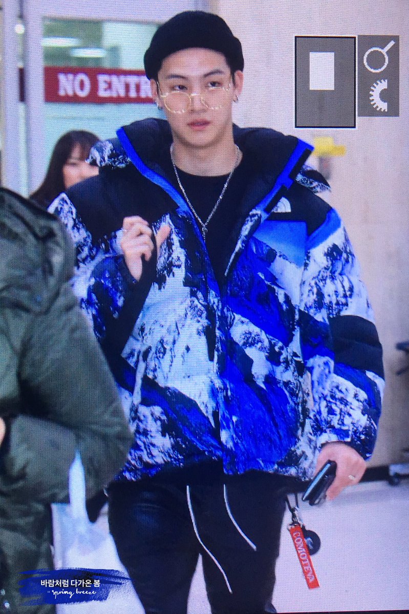 springbreeze16's tweet photo. 171223 김포공항 입국 귀여워 안경👓💕💕💕 #JB #재범 #GOT7 #TurnUp https://t.co/2Xw0IiSDZe