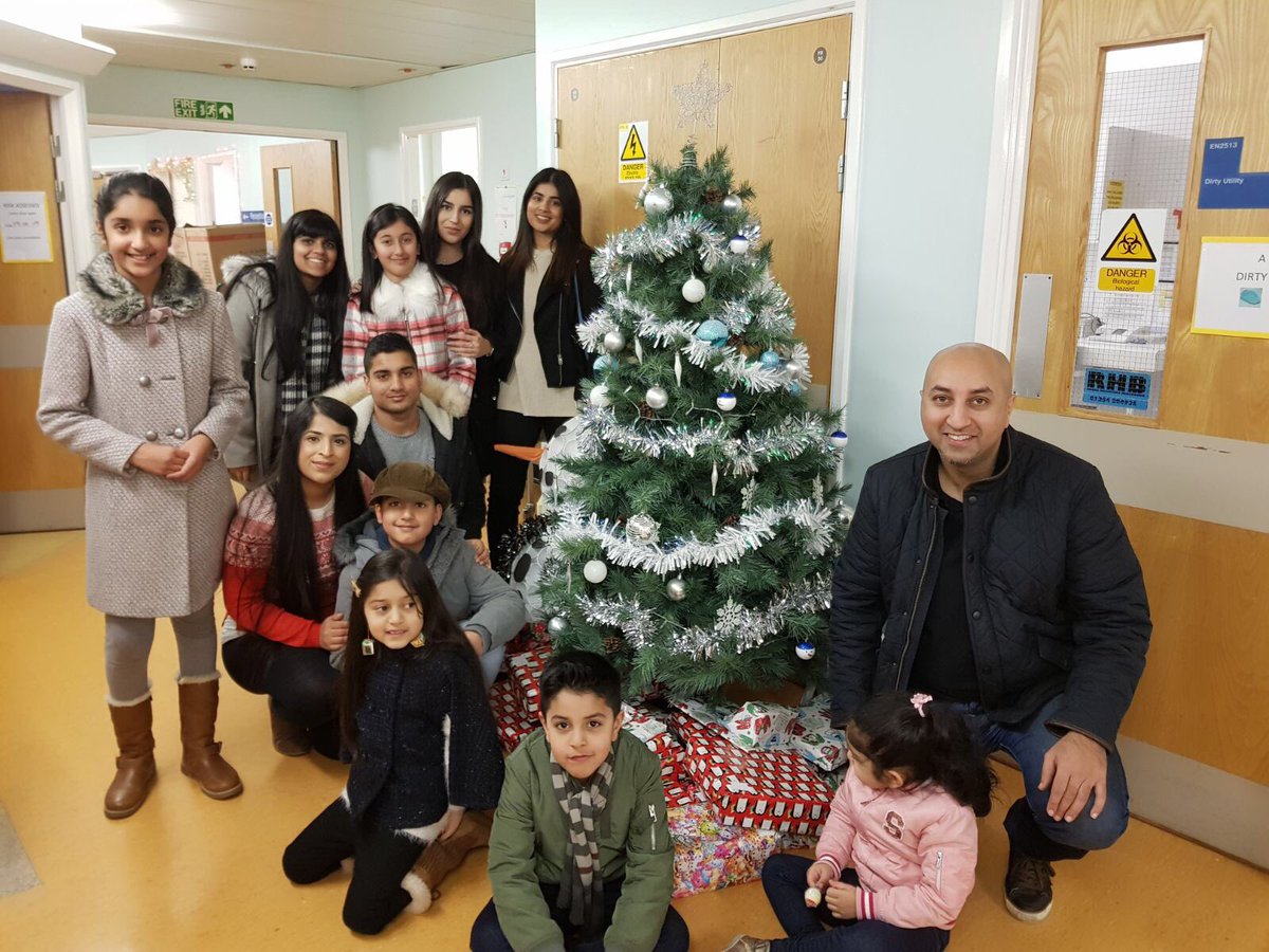 GoldmarkCom's tweet image. Awesome effort by the Goldmark team collecting  and distributing parcels of joy!!! 

Thanks to all your generous support and our crew of helping elves we were able to purchase, wrap and drop the gifts to some wonderful children at @DerianHouse and @EastLancsHosp.
