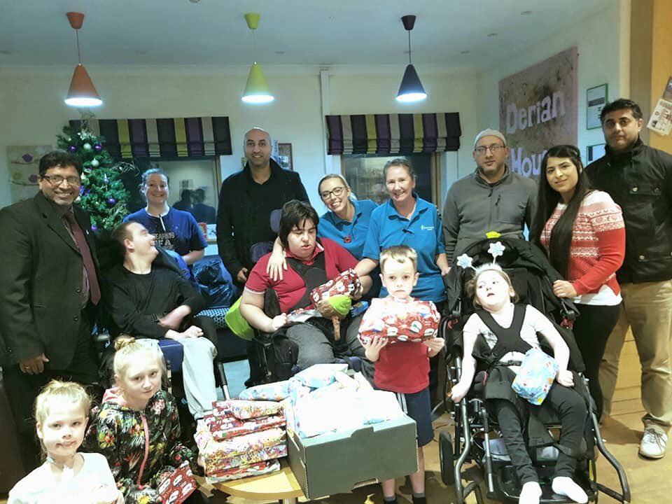 GoldmarkCom's tweet image. Awesome effort by the Goldmark team collecting  and distributing parcels of joy!!! 

Thanks to all your generous support and our crew of helping elves we were able to purchase, wrap and drop the gifts to some wonderful children at @DerianHouse and @EastLancsHosp.