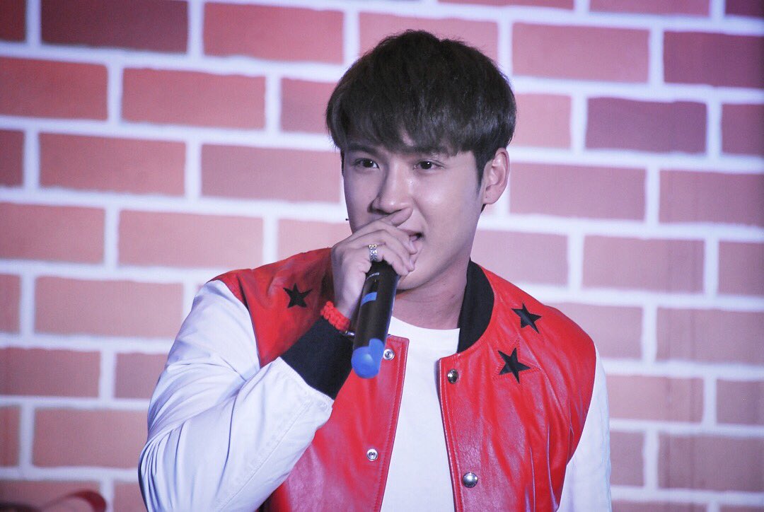 MINTINTHEROOMKS's tweet photo. ทำไมน่ารัก ทำไมต้องทำให้เราหลงด้วย 5555 เลี่ยนนนนน @kangsomm
#Kangsomks
#แกงส้ม
#TheMallKorat
#JoyofGivingHappyFactory
#23Dec2017
#MITRKS https://t.co/mmLZhrPq0s