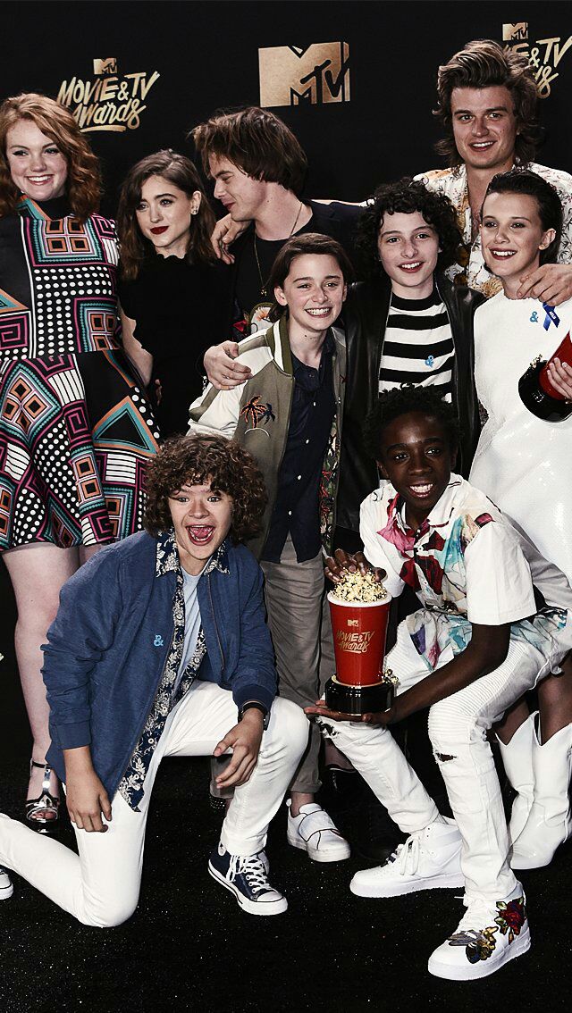 STaddiction's tweet photo. Eu amo esse grupinho 

Amo ver meu filho feliz desse jeito #HappyBdayFinnWolfhard https://t.co/r0TuKKa8Sx