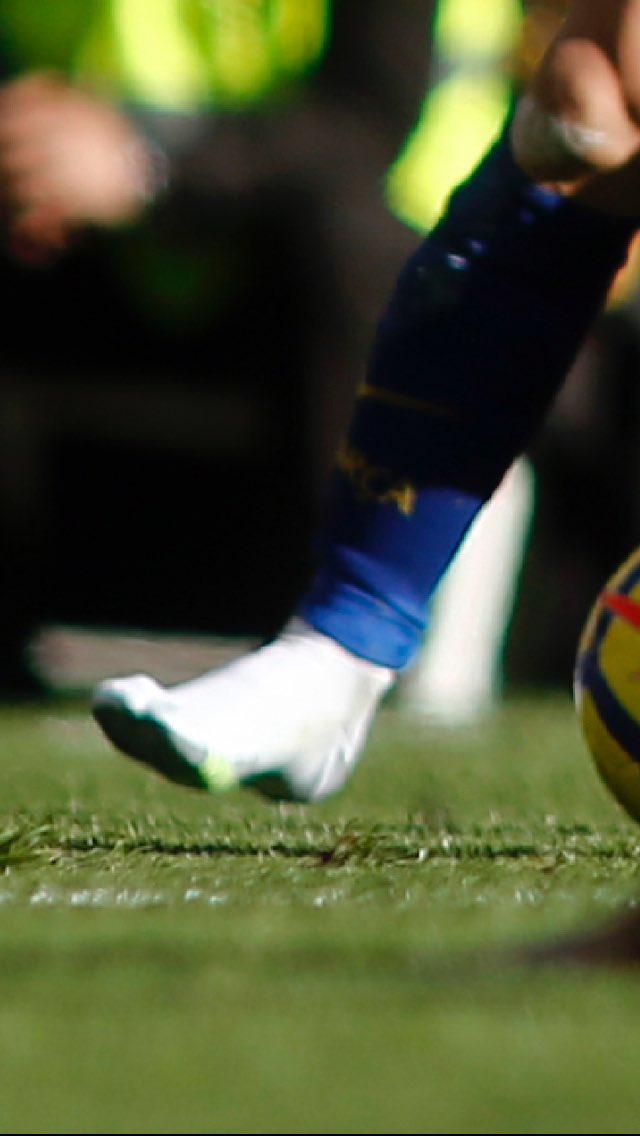 LuisOmarTapia's tweet photo. LA FOTO 📸. #LaPulgaBiónica Messi pierde su zapato, da el centro con el pie descalzo y anota Vidal. Cómo no llamarle crack 👑. #ElClasico https://t.co/jsduVfjPeK