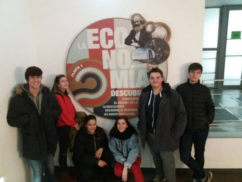 EncarniCela's tweet photo. Mis alumnos/as de Economía de Bachillerato en la exposición: "La Economía Descubierta" de la Casa Encendida. https://t.co/CCkJaKNmiC