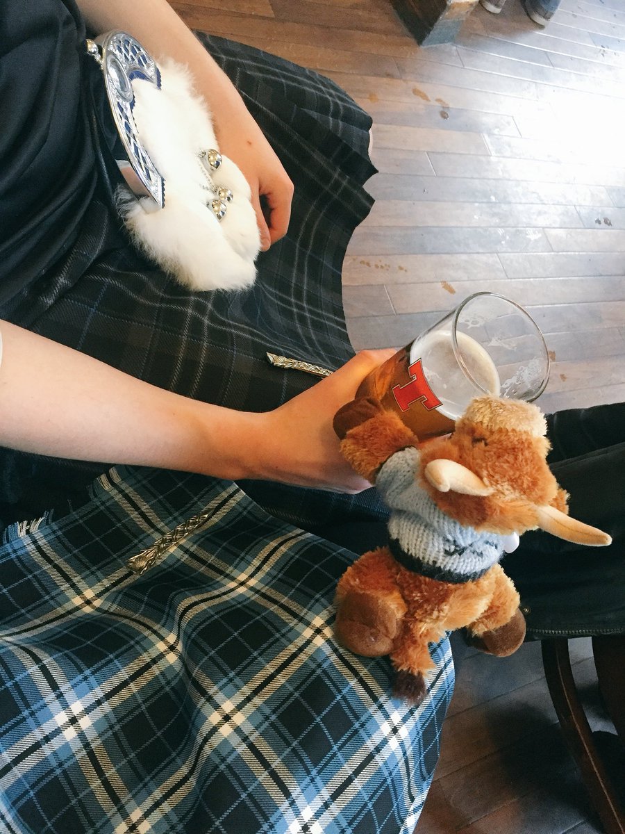 _JayxJay_'s tweet photo. Feeling very merry after the Edinburgh Markets. Pre-match dram noo 🎄🐮🍻@_Dobson_ @Kelvin_Coo @GlasgowWarriors @TheXVIthWarrior https://t.co/hA1D2Szqvg