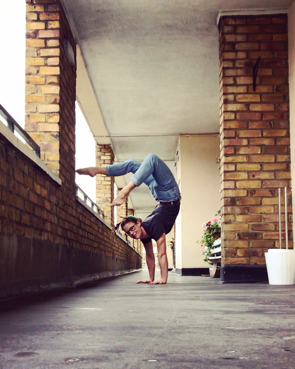 zoemjones's tweet photo. Day 356 HS challenge. 23rd day of #hswithzoexmas. Christmas gigs done! Now to chill and have fun with the fam. Check out my festive headgear 😜 #365daysofhandstands #handstandswithzoe https://t.co/EPNvLEefYh