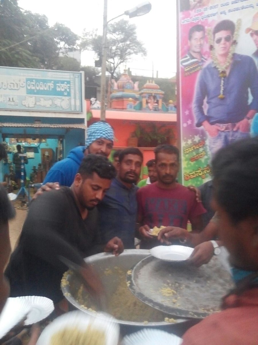 shivuaDDa's tweet photo. ಸಿನೆಮಾ ರಿಲೀಸ್ ಗೆ ಅನ್ನದಾನ ಮಾಡೋದು ವಾಡಿಕೆ,ಆಡಿಯೋ ರಿಲೀಸ್ ಗೆ ಅನ್ನದಾನ ಮಾಡೋದು ಬೇಡಿಕೆ ..
ಮಾಸ್ ಎಂಟರ್ಟೈನೇರ್ #ಟಗರು_ಬಂತು ಚಿತ್ರದ ಆಡಿಯೋ ರಿಲೀಸ್ ಅಂಗವಾಗಿ ಅಭಿಮಾನಿಗಳಿಂದ ಅನ್ನದಾನ #Tagaru #TagaruAudio
#DrShivanna
@Dhananjayaka @ManvithaHarish @vasishtansimha https://t.co/9fhqE4PDFV