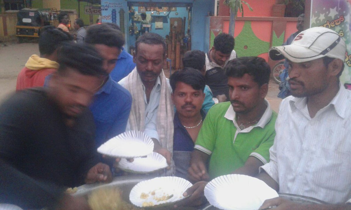 shivuaDDa's tweet photo. ಸಿನೆಮಾ ರಿಲೀಸ್ ಗೆ ಅನ್ನದಾನ ಮಾಡೋದು ವಾಡಿಕೆ,ಆಡಿಯೋ ರಿಲೀಸ್ ಗೆ ಅನ್ನದಾನ ಮಾಡೋದು ಬೇಡಿಕೆ ..
ಮಾಸ್ ಎಂಟರ್ಟೈನೇರ್ #ಟಗರು_ಬಂತು ಚಿತ್ರದ ಆಡಿಯೋ ರಿಲೀಸ್ ಅಂಗವಾಗಿ ಅಭಿಮಾನಿಗಳಿಂದ ಅನ್ನದಾನ #Tagaru #TagaruAudio
#DrShivanna
@Dhananjayaka @ManvithaHarish @vasishtansimha https://t.co/9fhqE4PDFV