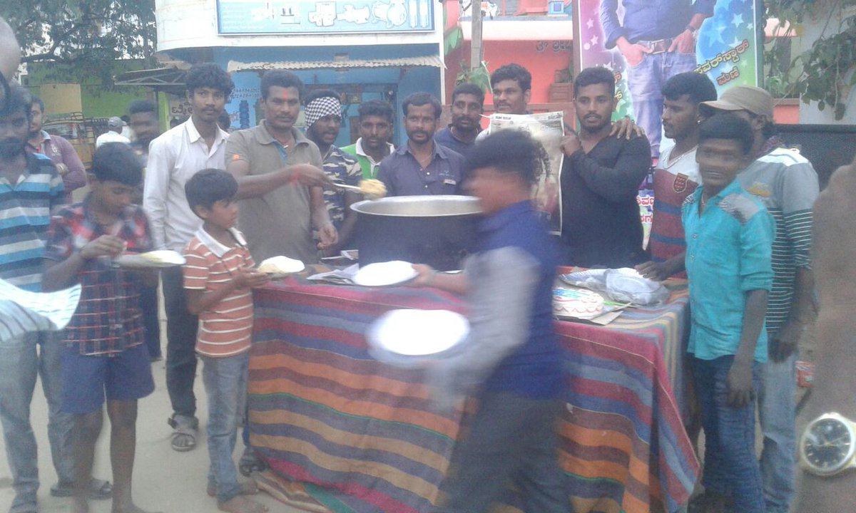 shivuaDDa's tweet photo. ಸಿನೆಮಾ ರಿಲೀಸ್ ಗೆ ಅನ್ನದಾನ ಮಾಡೋದು ವಾಡಿಕೆ,ಆಡಿಯೋ ರಿಲೀಸ್ ಗೆ ಅನ್ನದಾನ ಮಾಡೋದು ಬೇಡಿಕೆ ..
ಮಾಸ್ ಎಂಟರ್ಟೈನೇರ್ #ಟಗರು_ಬಂತು ಚಿತ್ರದ ಆಡಿಯೋ ರಿಲೀಸ್ ಅಂಗವಾಗಿ ಅಭಿಮಾನಿಗಳಿಂದ ಅನ್ನದಾನ #Tagaru #TagaruAudio
#DrShivanna
@Dhananjayaka @ManvithaHarish @vasishtansimha https://t.co/9fhqE4PDFV
