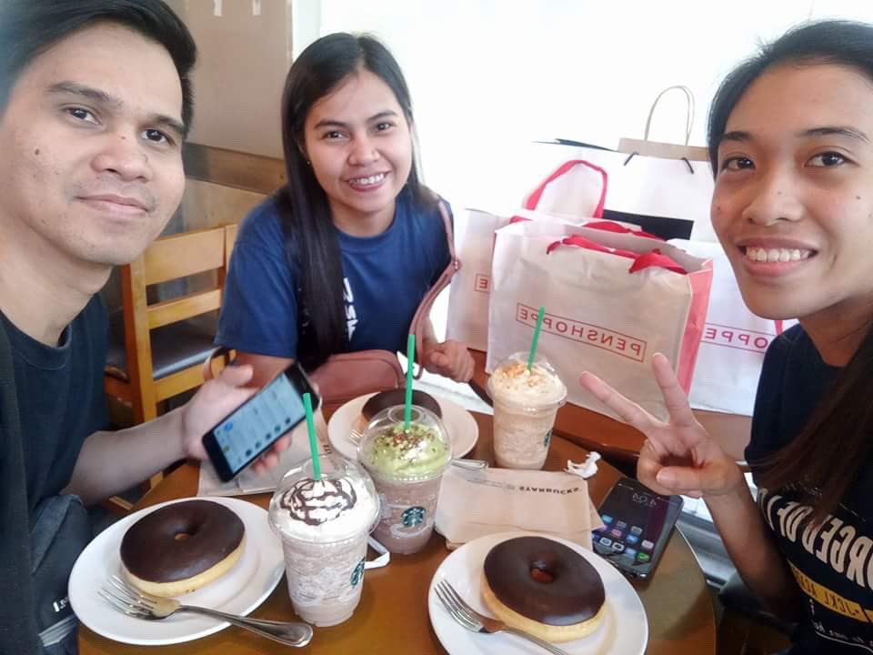 dj_villorente's tweet photo. #awkwardfam 😄☕️🍩 https://t.co/ZdwvNP0ohV