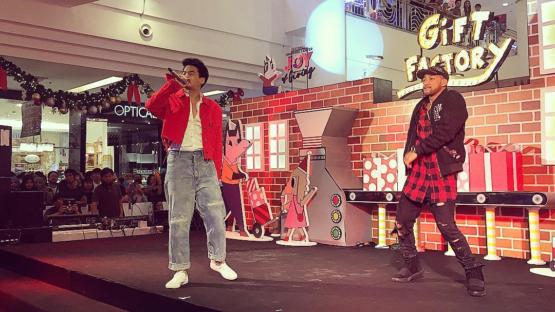 Lee22H's tweet photo. IG@tikaratist @Hunz_IPH #GiftFactory #TheMallBangkapi #HunzIPH ลุคใหม่ใสๆวัยรุ่น ฮิปๆๆ😍 https://t.co/T01OQXJ03q