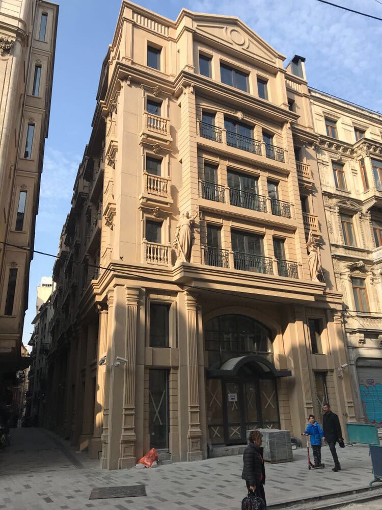 YUVAYA DÖNÜYORUZ: İstanbul Barosu, 25 Aralık 2017 tarihinden itibaren, yeniden inşa edilen Beyoğlu-İstiklal Caddesindeki binasında hizmet vermeye başlayacak.