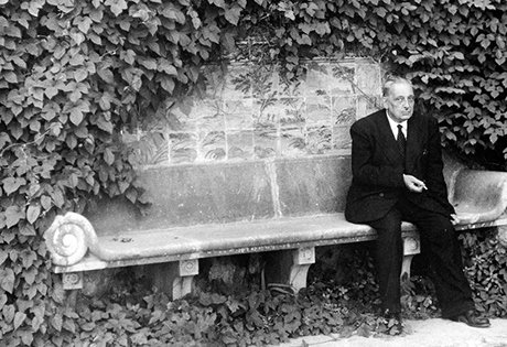 “In Sicilia non importa far male o far bene: il peccato che noi Siciliani non perdoniamo mai è semplicemente quello di ‘fare’.”
23 dicembre 1896: 121 anni fa a Palermo nasce Giuseppe Tomasi di Lampedusa.
#GiuseppeTomasiDiLampedusa