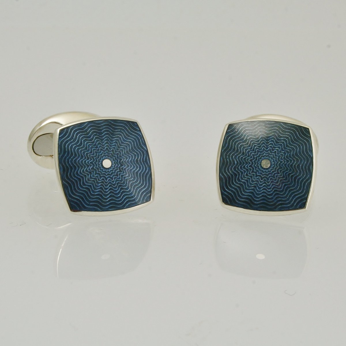 FurrandCo's tweet photo. A pair of silver and dark blue hand enamelled square cushion shaped single panel cufflinks by Deakin and Francis

https://t.co/rz91VhZZxQ

#Cufflinks #giftsforhim #silvercufflinks #madeinEngland https://t.co/SHE5efXKa2