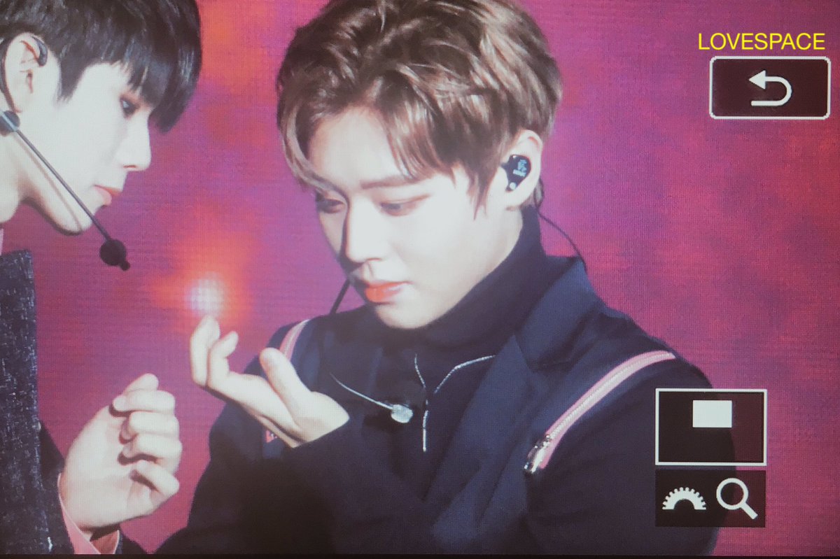 LOVESPACEXX's tweet photo. 171223 #박지훈 성우형 얼굴에 뭐가 이쏘요 https://t.co/GD9meObd5K