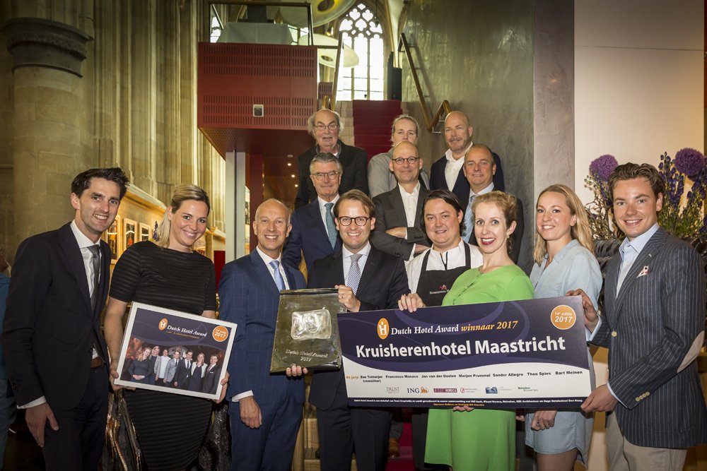 What a year! The year 2017 was our year!
We would like to highlight 2 moments: In honor of receiving the 5th hotelstar we had an extra hotelroom. On June 22 we won the Dutch Hotel Award 2017. 
We wish you a very beautiful Christmas and a fantastic 2018. Hope to see you soon!