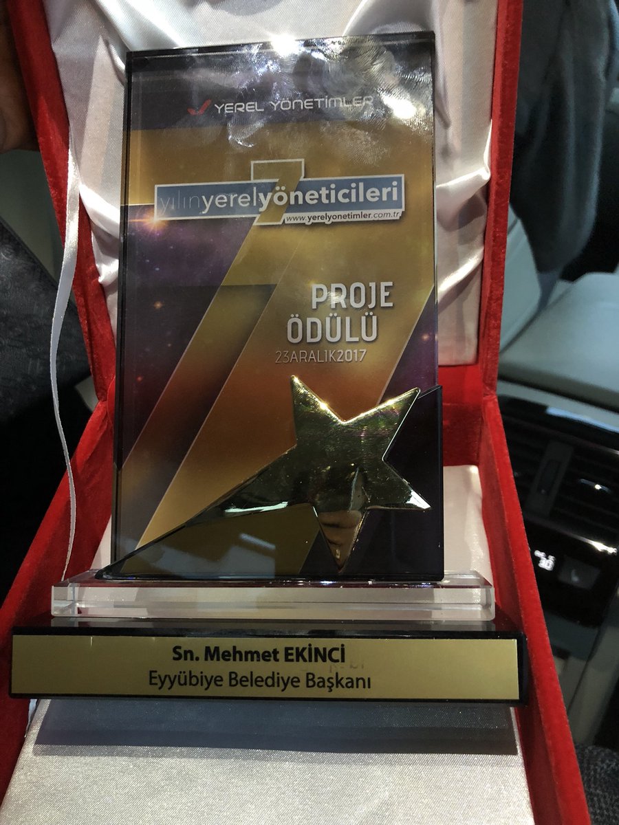 Erciyes’in zirvesinde Anadolu Yerel Yönetimler Dergisi’nin 19 dalda, 1.100.000 oyun kullanıldığı ankette <a href="/EyyubiyeBel/">Eyyübiye Belediyesi</a> ‘mizin Akevler Spor Salonları Projesi ile Yılın Belediye Başkanı Ödülü’nü Bakanımız Taner Yıldız’ın elinden aldık.