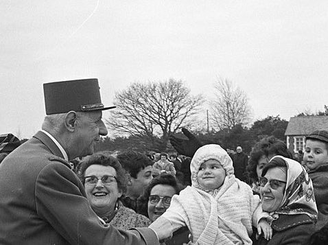 Charles2Gaulle_'s tweet photo. Noël 1941 : De Gaulle adresse un message aux enfants de France.

"Quel bonheur, mes enfants, de vous parler, ce soir, de Noël. Je sais que tout n'est pas gai, aujourd'hui.

Mais, je vais vous faire une promesse. Vous recevrez bientôt, une visite, la visite de la victoire." #Noël https://t.co/383SbT6xCT