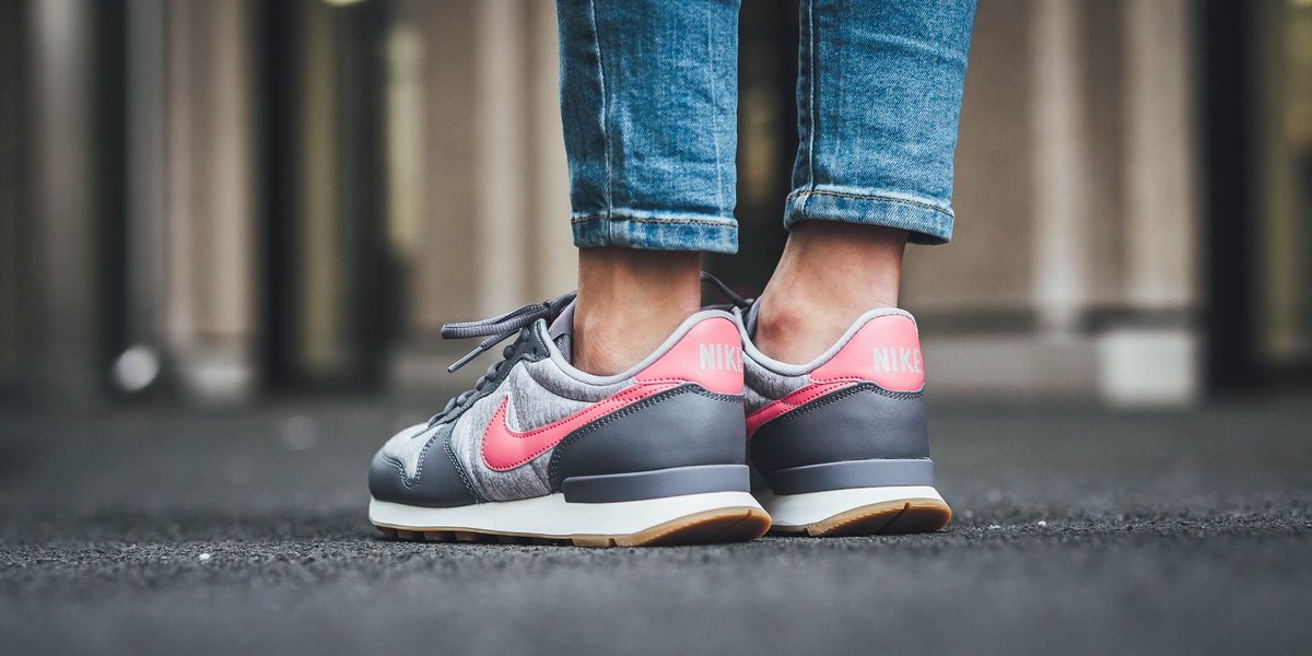 nike internationalist coral