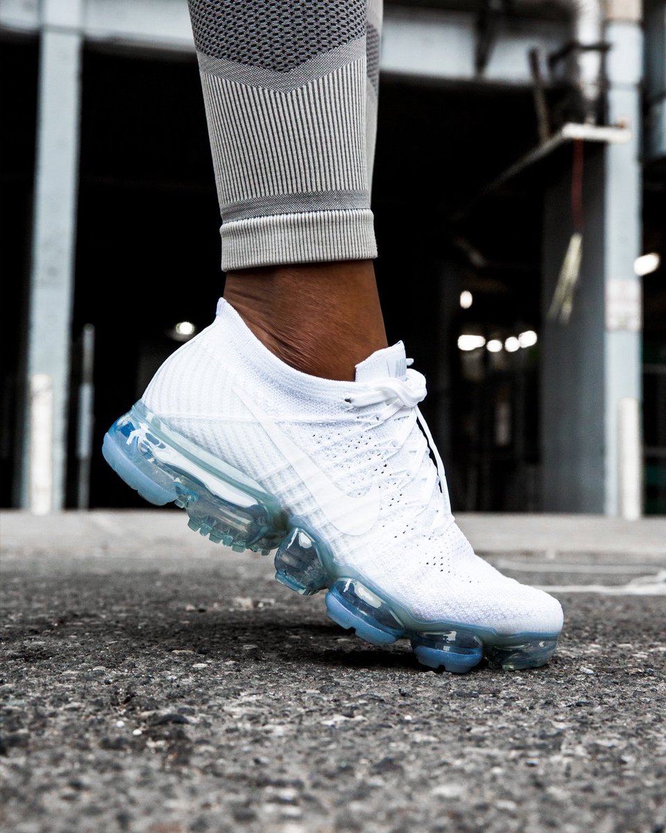 white vapor max mens