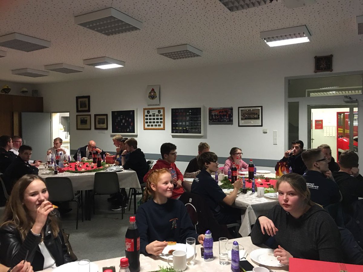 JFW_Welver's tweet photo. Am vergangenden Freitag fand die Weihnachtsfeier der Jugendfeuerwehr Welver statt. #jugendfeuerwehr 
Die Jugendfeuerwehr der Gemeinde Welver wünscht allen Kameraden, deren Familien und allen Besuchern unserer Homepage besinnliche Feiertage. https://t.co/fWLEGpFzL6