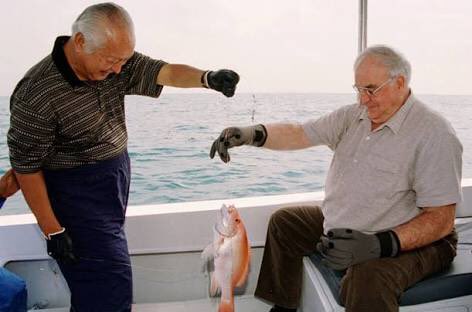 mas_bintang's tweet image. Lagi in soal #memancing, jadi ingat moment ini: 
Keakraban Pak Harto &amp;amp; Kanselir Jerman Helmut Köhl #mancing di perairan Jakarta.