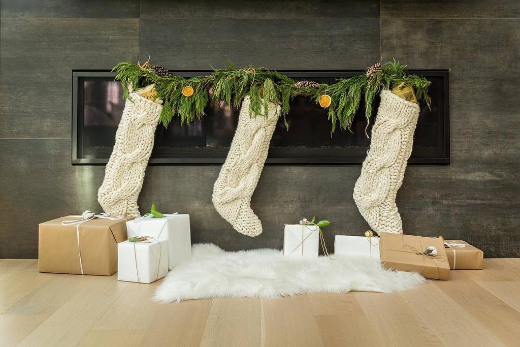 SnapscenePhoto's tweet photo. Have a #warm #Christmas! #stalkings #fireplace #holidays #happyholidays #garland #oranges #presents #fire #home #interiordesign #staging #oakville #ontario #canada #torontophotographer #burlingtonphotographer #snapscenephoto https://t.co/2mgkP8IBiW
