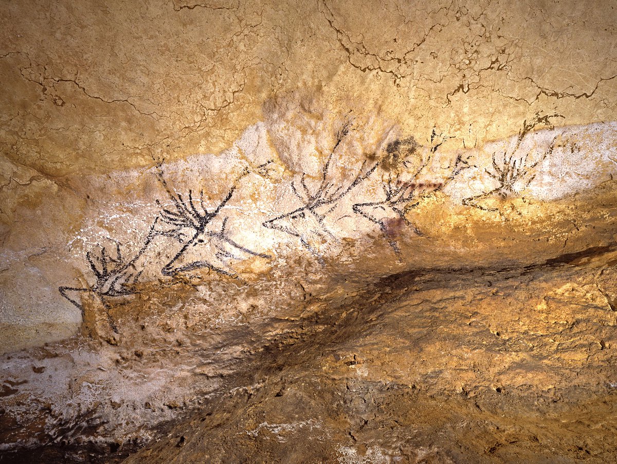 Jamie_Woodward_'s tweet photo. The panel of swimming reindeer at Lascaux dates to the Magdalenian about 17,500 winters past. It is truly a wonder of #IceAgeArt.

Wishing you all peace and joy at Christmas! https://t.co/TKyKPmHbrL