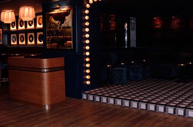 elcincobcn's tweet photo. ¡Esta noche volvemos a convertir El 5️⃣ en #OFFMETRIC!
🍸 Guest bartending by Luis Bustamante
🎶 Music by @jordiruzdj &amp; @MusicByMRB https://t.co/k2PzS0vZPp