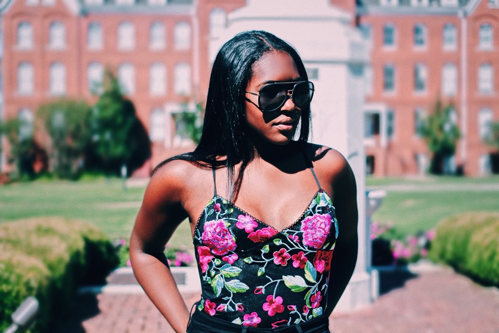 itstaylorjanet's tweet photo. #BlackQueensofSpelman #Spelman21 💙✨ https://t.co/RYYqA2hLga
