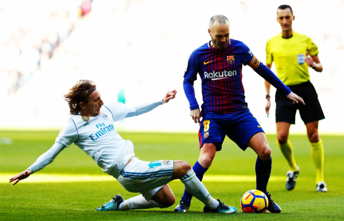 InvictosSomos's tweet photo. 33 años de pura clase. El que hizo sufrir al 10 del Real Madrid. Otro Clásico en el Bernabéu en el que DON ANDRÉS INIESTA pone orden. El cerebro culé. https://t.co/c6t1Eil66q