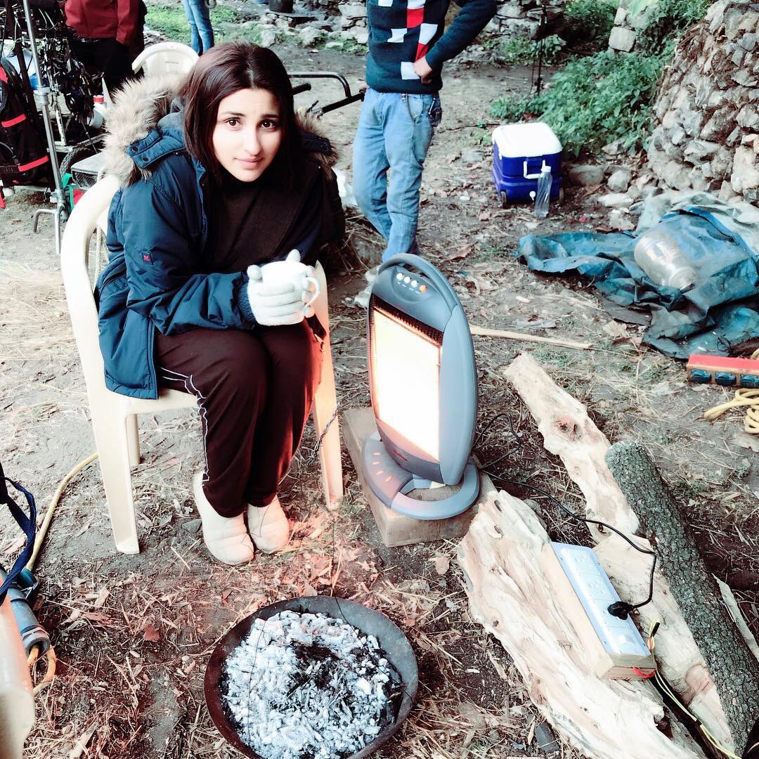 ParineetiChopra's tweet photo. ITS COLDDDD ❄️❄️❄️ Please notice a heater, burning coal and a hot cup!! Its takes all 3 to keep me warm 🙈🙈 #SandeepAurPinkyFaraar @SAPFTheFilm https://t.co/MwS1yQt4v9