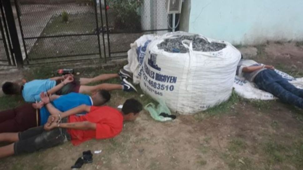 Cronica_ok's tweet photo. Cayó banda narco que usaba pibes para sus entregas https://t.co/rJ7e1Eh4C1 #LindaGente #NarcoPibes #EnMoreno #HayQueSerHdpEh #Entre12Y13Años https://t.co/r3qaHkvniF
