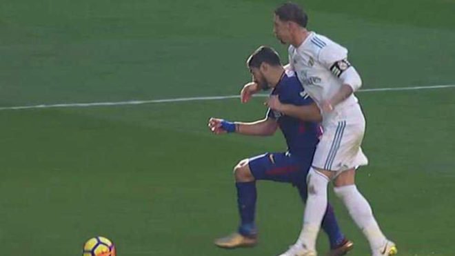 marca's tweet photo. Sergio Ramos: "En Barcelona dirán que tengo que ir a la cárcel... con Puigdemont" https://t.co/8fVEj5TcDm #ElClásico https://t.co/aIiRbqWAWh