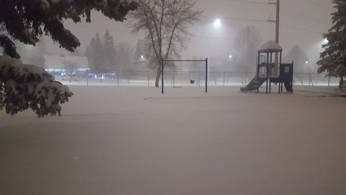 griffitzart's tweet photo. Snowy night in the #Teedot.
#photo #photography #fotografia #cellphonecam #digitalphoto #Fotografos #WINTER #wintersolstice2017 #Christmas #Quiet #SilentNight @WallpaperNewz @500px @petapixel @PintoFotografia @NatGeoPhotos @Photoaddict18 @Photomagazine #serenity @CanonCanada https://t.co/5iqdE1s7j8