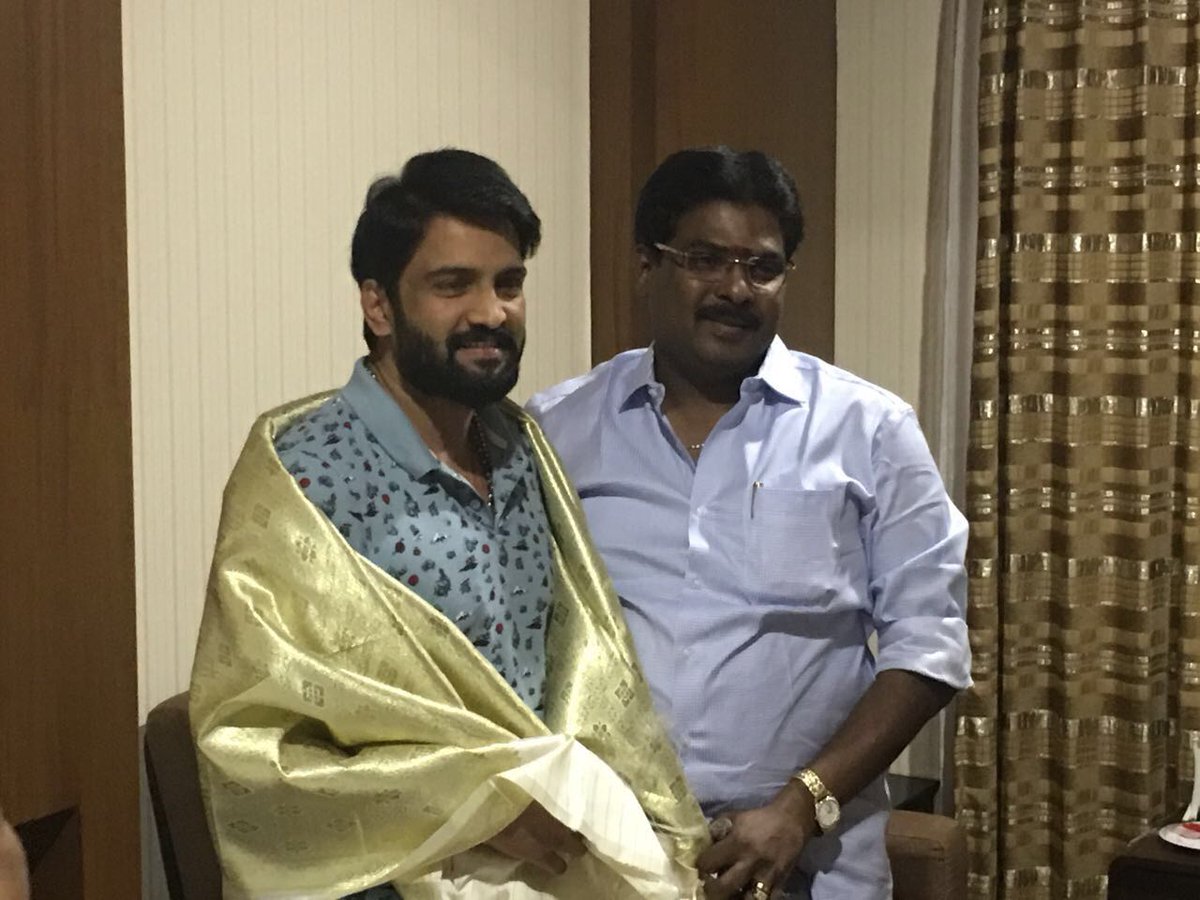 skycinemas's tweet photo. Madurai Thangaregal Theatre owner Ramesh with @iamsanthanam
@thisisysr @SonyMusicSouth @sethuviscom @Actor_Vivek @I_am_Vaibhavi
#SPPR #SPPRRunningSuccessFully
#SakkaPoduPoduRaja #SantaAtMadurai https://t.co/e2FNKgMpk3