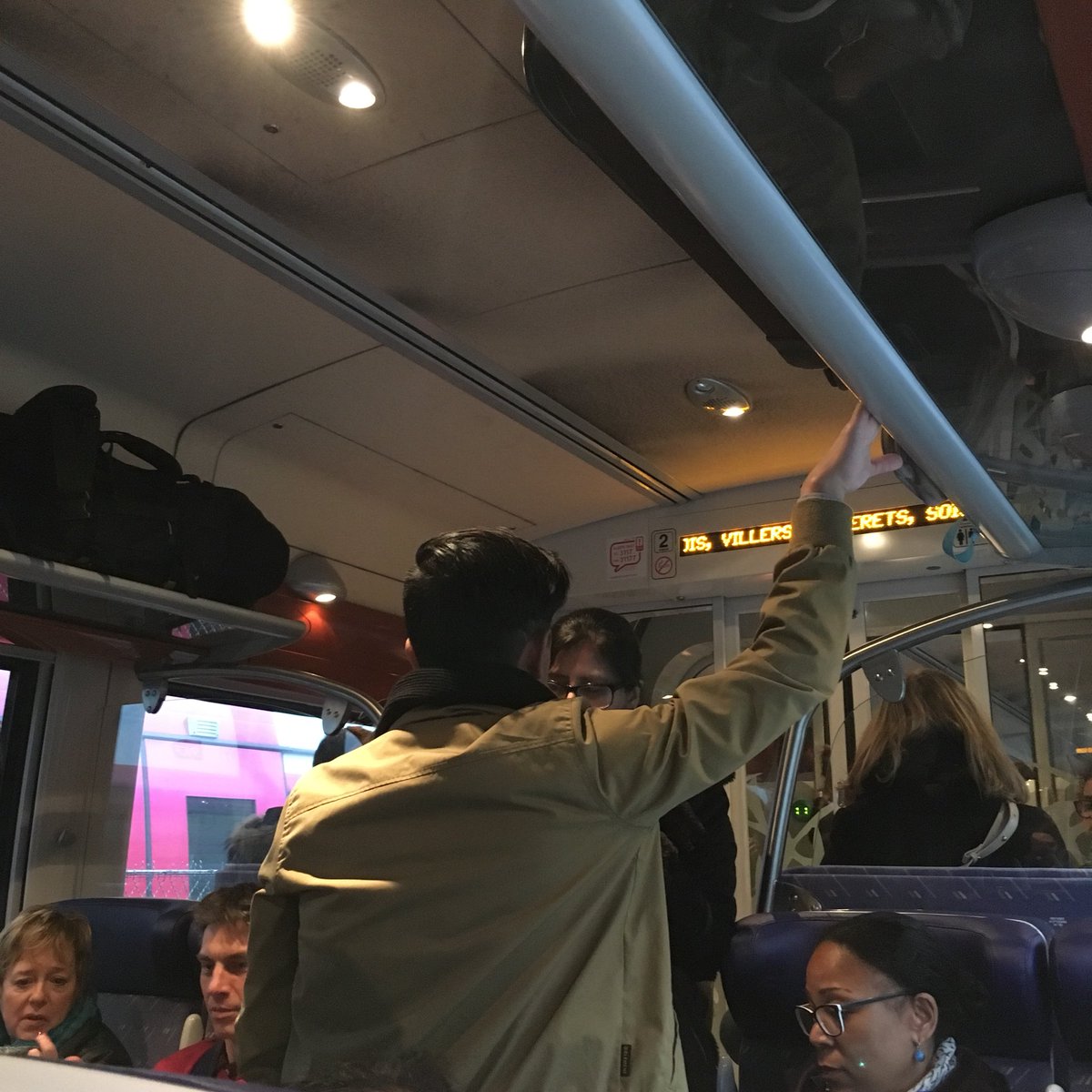 loevinit's tweet photo. Merci @SNCF pour la simple rame... les axonais apprécient!! #merrychristmas  @hautsdefrance #conseilregional https://t.co/X8lBWe1HIC