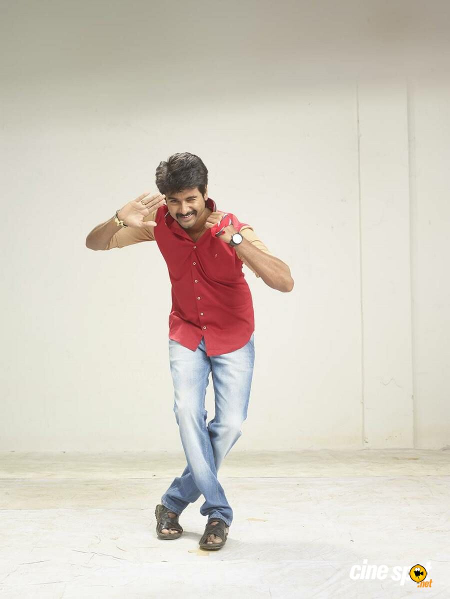 krishnacomplex's tweet photo. #Sivakarthikeyan’s Laugh riot #Rajinimurugan is at the second Position which had a terrific run with family audience Support.
@Siva_Kartikeyan @ponramVVS @sooriofficial @KeerthyOfficial 
#KrishnaComplexTop10 #Top10_2016 https://t.co/s8bqnqpBgy