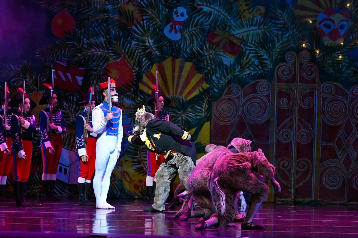 OrlandoBallet's tweet photo. Baby mice and Cadets help Mouse King and Nutcracker battle it out! Give your child the chance to take part in this classic scene by joining Orlando Ballet School. #OrlandoBalletSchool #OrlandoBallet #Nutcracker2017

PC; @MCairnsphoto https://t.co/jNrE2afoEB
